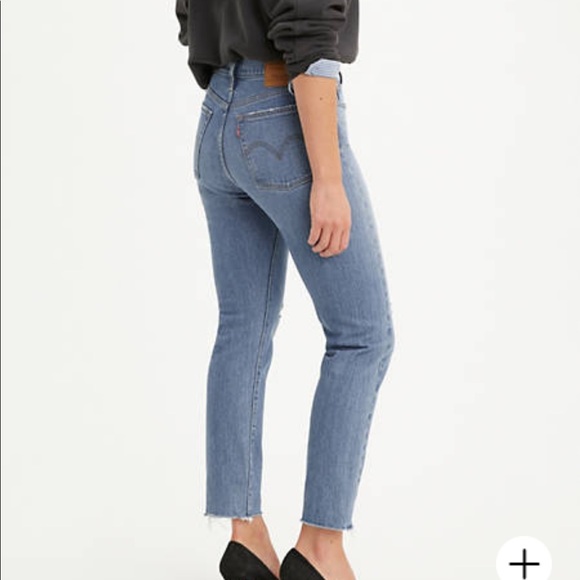 Medium/light wash Levi’s jeans - Picture 2 of 6